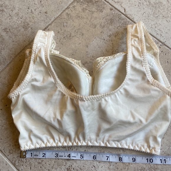 Rhonda Shear Women's Pin-Up Lace Leisure Cream Bra with Removable Pads - Picture 8 of 12